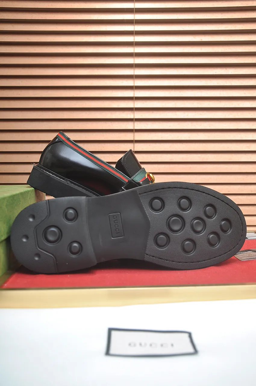 Men's shoes💰540💶Italy's top luxury men's shoe giant (GUCCI) (Gucci) (full cowhide lining) new arrival🍃Original European style🔰 Pleasant to the eye😍In order to make the shoes more durable and non-deformable🌀The production continues to follow traditional methods but there is still no lack of innovation💪Choose original sheepskin for the leather♻️ Smooth and natural And extra bright ⭐Made of imported cowhide, the first choice of rich people 38-45 (45 customized)